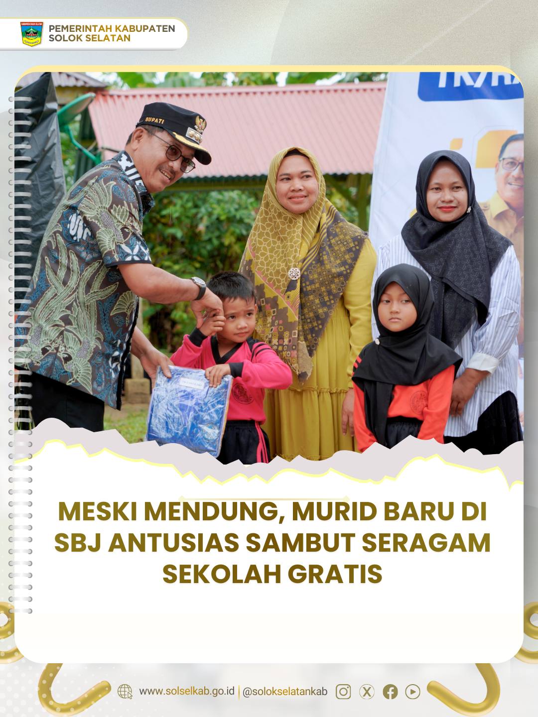 Meski Mendung, Murid Baru di SBJ Antusias Sambut Seragam Sekolah Gratis.
