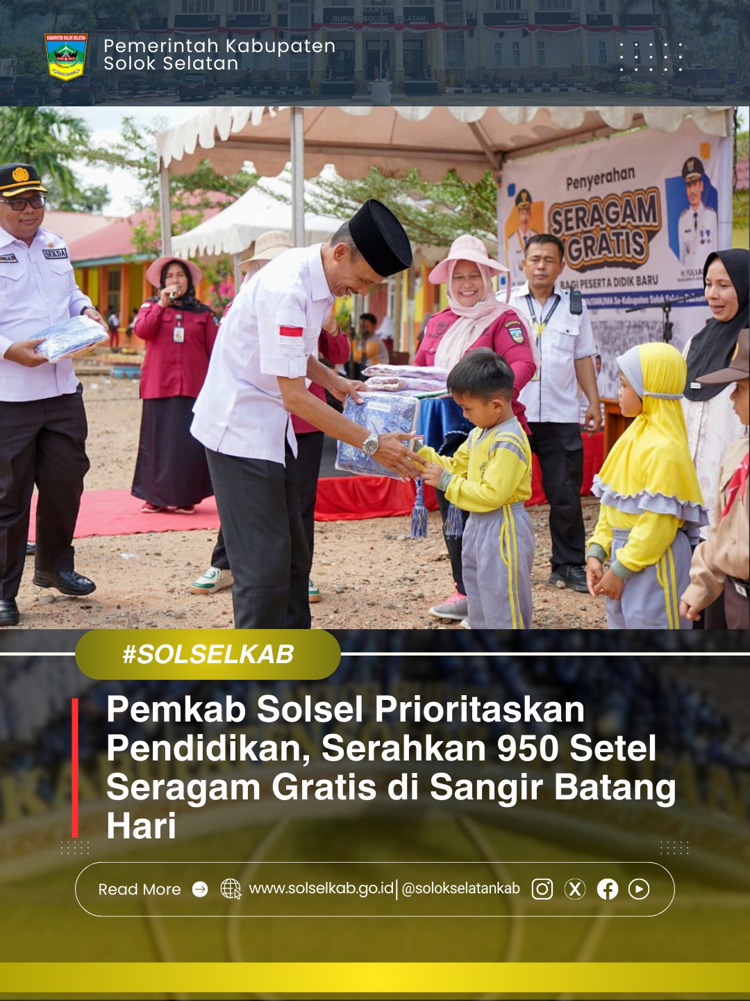 Pemkab Solsel Prioritaskan Pendidikan, Serahkan 950 Setel Seragam Gratis di Sangir Batang Hari